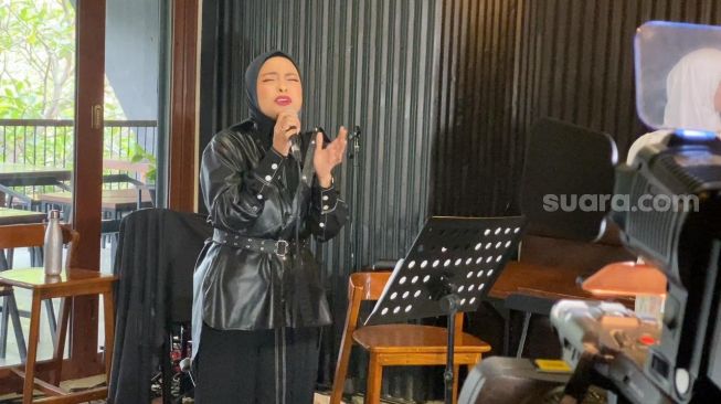 Tantri Kotak merilis lagu religi berjudul Candu Dalam Rindu di kawasan Tebet, Jakarta, Rabu (22/2/2023) [Suara.com/Adiyog Priyambodo]