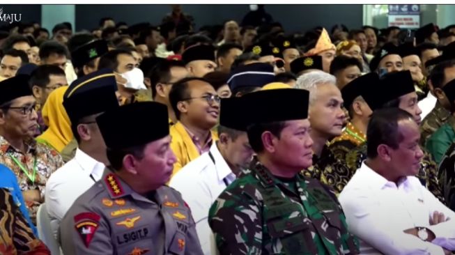 Menteri Investasi, Bahlil Lahadalia, Wakil Menteri ATR/Kepala BPN Raja Juli Antoni, Panglima TNI Laksamana Yudo Margono dan Kapolri Jenderal Listyo Sigit Prabowo serta Gubernur Jawa Tengah Ganjar Pranowo dalam acara Pembukaan Muktamar XVIII PP Pemuda Muhammadiyah Tahun 2023 di Balikpapan, Rabu (22/2/2023). (YouTube Sekretariat Presiden)