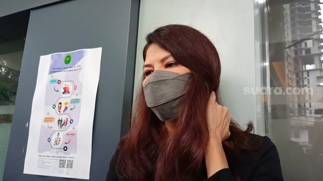 Tamara Bleszynski menghadiri sidang gugatan Rp34 miliar oleh kakaknya sendiri, Ryszard Bleszynski di Pengadilan Negeri Jakarta Timur, Rabu (22/2/2023). Namun sayang, sang kakak tidak hadir dalam sidang kali ini dan membuat Tamara kecewa. [Rena Pangesti/Suara.com]