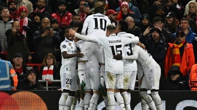 Real Madrid players celebrate during Karim Benzema's goal during the UEFA Champions League last 16 first leg between Liverpool and Real Madrid at Anfield in Liverpool, England on February 21, 2023. Paul ELLIS / AFP