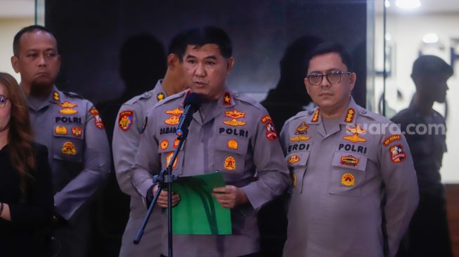 Karo Penmas Divisi Humas Polri Brigjen Ahmad Ramadhan (kanan) memberikan keterangan pers usai sidang Komisi Kode Etik Polri (KKEP) terkait kasus pembunuhan Brigadir Nofriansyah Yosua Hutabarat di TNCC Mabes Polri, Jakarta, Rabu (22/2/2023). [Suara.com/Alfian Winanto]