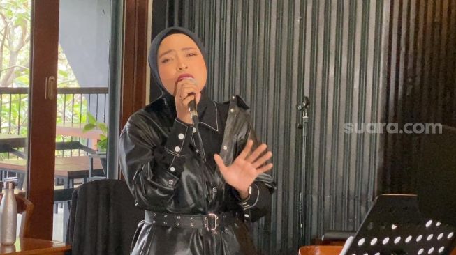 Tantri Kotak merilis lagu religi berjudul Candu Dalam Rindu di kawasan Tebet, Jakarta, Rabu (22/2/2023) [Suara.com/Adiyog Priyambodo]