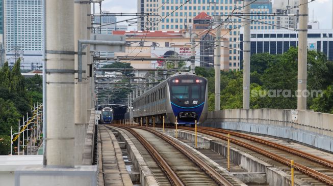 Rangkaian Kereta MRT tiba di akarta di Stasiun ASEAN, Jakarta, Rabu (22/2/2023). [Suara.com/Alfian Winanto]