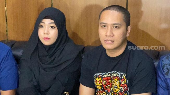 Ressa Herlambang dan korban penipuan, Cleopatra di Polres Metro Jakarta Utara, Rabu (22/2/2023) [Suara.com/Adiyoga Priyambodo]