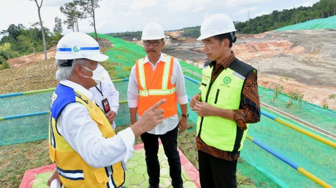 Presiden Joko Widodo atau Jokowi meninjau pembangunan jalan Tol Kawasan Inti Ibu Kota Negara (IKN) Nusantara, Balikpapan, Rabu (22/2/2023). (Agus Suparto)