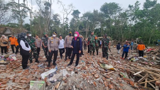 Tinjau Lokasi Ledakan Petasan di Blitar, Gubernur Khofifah Minta Masyarakat Jaga Suasana Kondusif