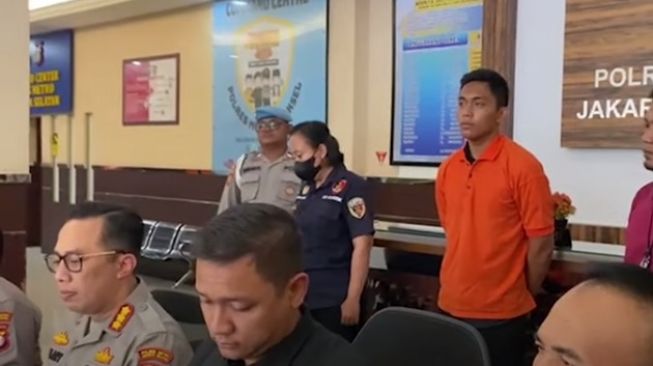 Mario Dandy Satriyo mengenakan pakaian penjara saat dipresentasikan pada konferensi pers tentang pemukulan terhadap David [Youtube]