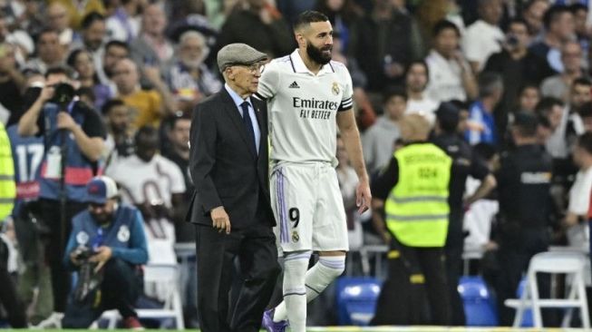 Karim Benzema dan mantan pemain timnas Spanyol Amancio Amaro jelang laga La Liga antara Real Madrid melawan Osasuna di Santiago Bernabeu, Madrid. (21/2/2023) (AFP/JAVIER SORIANO)