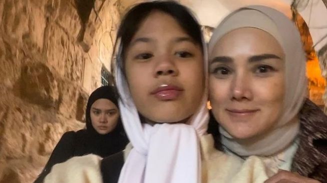 Safeea Ahmad Tampil Berhijab (Instagram/@mulanjameela1)