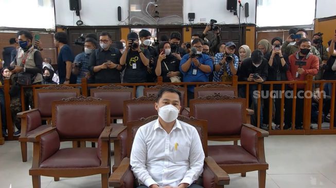 Arif Rahman Arifin eks anak buah Ferdy Sambo saaat menjalani sidang vonis obstruction of justice kasus Brigadir J di PN Jakarta Selatan. (Suara.com/Rakha)