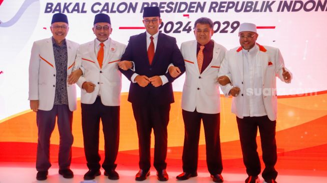 Presiden Partai Keadilan Sejahtera (PKS) Ahmad Syaikhu (kedua kiri), Anies Baswedan (tengah), Sekjen PKS Abu Bakar Al-Habsyi (kanan), Wakil Ketua Majelis Syura PKS Sohibul Iman (kedua kanan) dan Bendahara PKS Mahfud Abdurrahman (kiri) berfoto bersama saat pengumuman deklarasi Calon Presiden 2024 dari PKS di Kantor DPP PKS, Jakarta Selatan, Kamis (23/2/2024). [Suara.com/Alfian Winanto]