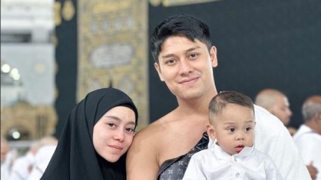 Muramnya Wajah Lesti Kejora Saat Umrah  Jadi Sorotan Publik, Salah Satu Ciri Depresi?