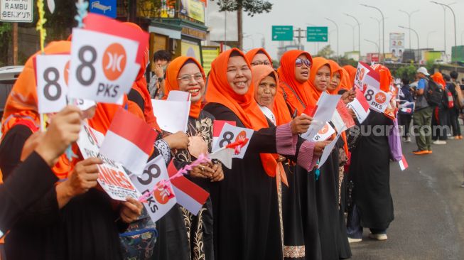 Simpatisan Partai Keadilan Sejahtera (PKS) saat menyambut kedatangan Anies Baswedan ke kantor DPP PKS, di Jalan TB Simatupang, Jakarta Selatan, Kamis (23/2/2024). [Suara.com/Alfian Winanto]