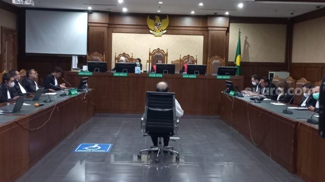 Majelis Hakim Pengadilan Tindak Pidana Korupsi (Tipikor) Jakarta menghentikan sementara sidang vonis terhadap Surya Darmadi, terdakwa korupsi penguasaan lahan sawit dan pencucian uang dengan kerugian negara sebesar Rp78 triliun. (Suara.com/Yaumal)