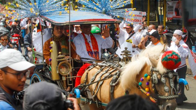 Anies Baswedan dan iring-iringan saat tiba di Kantor DPP PKS untuk Deklarasi pengumuman Calon Presiden dari partai PKS di Jakarta Selatan, Kamis (23/2/2024). [Suara.com/Alfian Winanto]