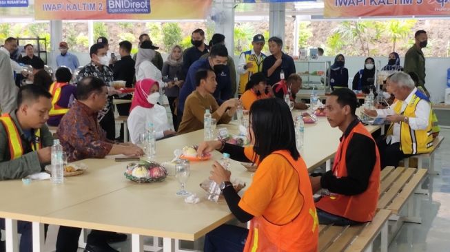 Ketika Jokowi dan Iriana Makan Siang Bareng Pekerja Konstruksi IKN Nusantara