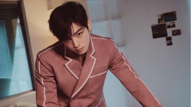 Cha Eun Woo Merendah Beri Skor 50 Poin untuk Ketampanannya, Netizen: 50/50 Maksudnya