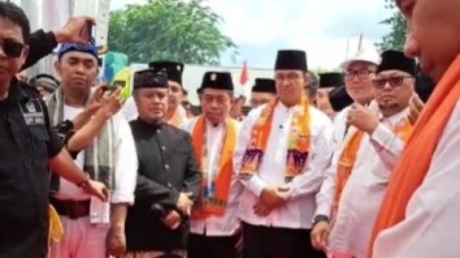 Naik Delman Pakai Baju Koko, Anies Baswedan Disambut Pendukungnya di Kantor DPP PKS