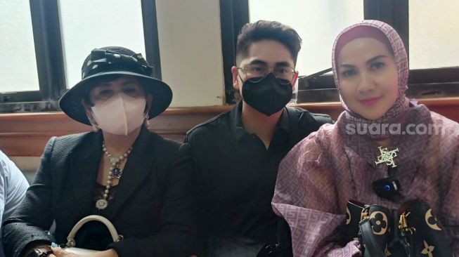 Venna Melinda ditemani Athalla Naufal dan ibunya di Pengadilan Agama Jakarta Selatan pada Kamis (23/2/2023). [Suara.com/Rena Pangesti]