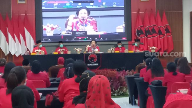 Ketua Umum DPP PDI Perjuangan (PDIP) Megawati Soekarnoputri membuka Pendidikan Kader Perempuan tingkat Nasional tahun 2023 di Sekolah Partai PDIP, Lenteng Agung, Jakarta, Kamis (23/2/2023). (Suara.com/Bagaskara)