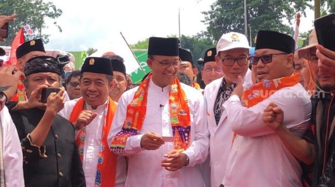 Anies Baswedan mendapat sambutan meriah saat berkunjung ke DPP PKS menjelang deklarasi dukungan dari PKS untuk pengusungan mantan gubernur DKI Jakarta itu sebagai bakal calon presiden, Kamis (23/2/2023). [Suara.com/Novian]