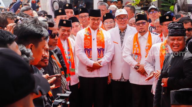 Anies Baswedan saat tiba di Kantor DPP PKS untuk Deklarasi pengumuman Calon Presiden dari partai PKS di Jakarta Selatan, Kamis (23/2/2024). [Suara.com/Alfian Winanto]