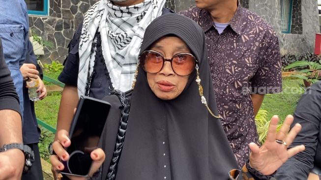 Nurhayati, ibunda almarhum Ustaz Arifin Iham saat ditemui di Komplek Az-Zikra, Sentul, Bogor, Kamis (23/2/2023). [Adiyoga Priyambodo/Suara.com]