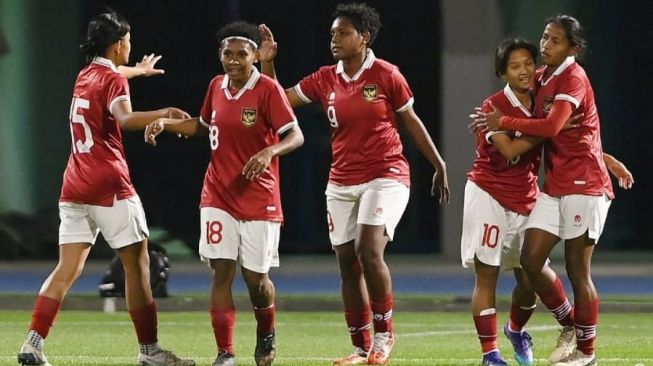 Momen Gol Berkelas Pemain Timnas Putri Indonesia Baiq Amiatun Bobol Gawang Arab Saudi