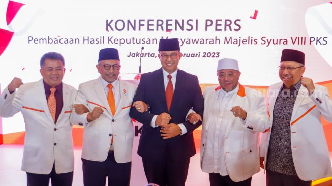 Presiden Partai Keadilan Sejahtera (PKS) Ahmad Syaikhu (kedua kiri), Anies Baswedan (tengah), Sekjen PKS Abu Bakar Al-Habsyi (kedua kanan), Wakil Ketua Majelis Syura PKS Sohibul Iman (kiri) dan Bendahara PKS Mahfud Abdurrahman berfoto bersama saat pengumuman deklarasi Calon Presiden 2024 dari PKS di Kantor DPP PKS, Jakarta Selatan, Kamis (23/2/2024). [Suara.com/Alfian Winanto]