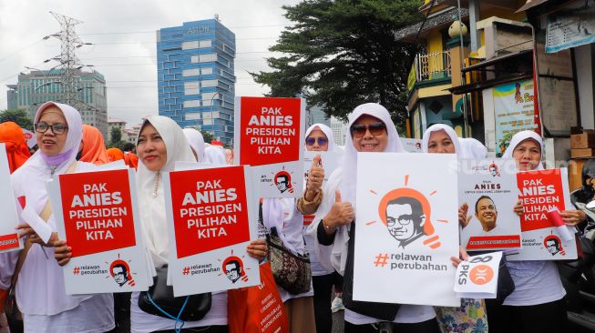 Simpatisan Partai Keadilan Sejahtera (PKS) saat menyambut kedatangan Anies Baswedan ke kantor DPP PKS, di Jalan TB Simatupang, Jakarta Selatan, Kamis (23/2/2024). [Suara.com/Alfian Winanto]