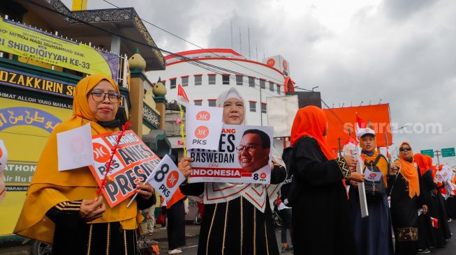 Simpatisan Partai Keadilan Sejahtera (PKS) saat menyambut kedatangan Anies Baswedan ke kantor DPP PKS, di Jalan TB Simatupang, Jakarta Selatan, Kamis (23/2/2024). [Suara.com/Alfian Winanto]