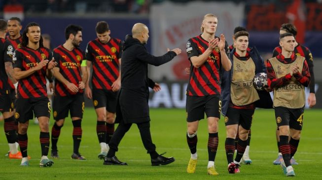 Para pemain Manchester City dan pelatih Pep Guardiola (tengah) memberi aplaus pada suporter usai laga Liga Champions kontra RB Leipzig di Red Bull Arena, Jerman, Kamis (23/2/2023) dini hari WIB. [Odd ANDERSEN / AFP]