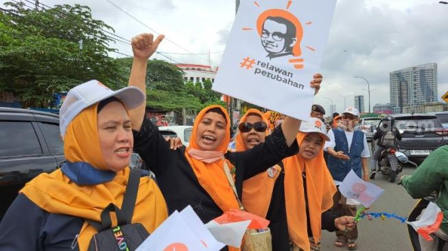 Joget-joget di Depan Kantor DPP PKS, Pasukan Emak-emak Oranye Kompak Nyanyi Yel-yel 'Anies Capres Kita'