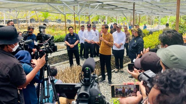 Presiden Joko Widodo atau Jokowi meninjau Persemaian Mentawir di Desa Mentawir, Kecamatan Sepaku, Kabupaten Penajam Paser Utara, Kalimantan Timur, Kamis (23/2/2023). [Foto: Rusman - Biro Pers Sekretariat Presiden]