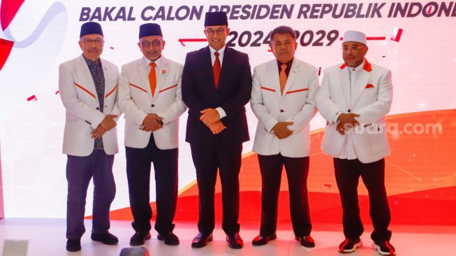 Presiden Partai Keadilan Sejahtera (PKS) Ahmad Syaikhu (kedua kiri), Anies Baswedan (tengah), Sekjen PKS Abu Bakar Al-Habsyi (kanan), Wakil Ketua Majelis Syura PKS Sohibul Iman (kedua kanan) dan Bendahara PKS Mahfud Abdurrahman (kiri) berfoto bersama saat pengumuman deklarasi Calon Presiden 2024 dari PKS di Kantor DPP PKS, Jakarta Selatan, Kamis (23/2/2024). [Suara.com/Alfian Winanto]