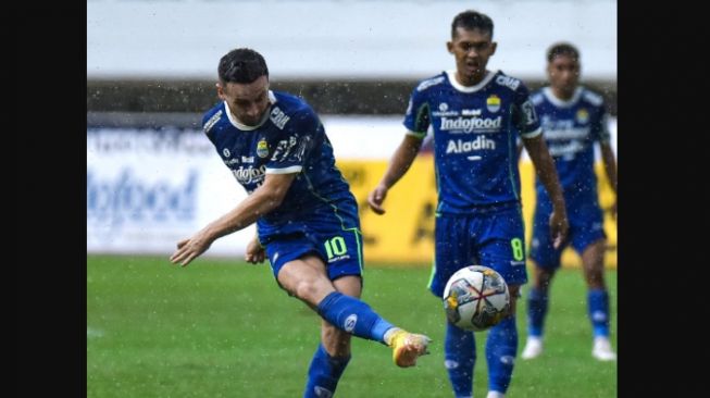 Gelandang Persib Bandung, Marc Klok (kiri) tampil pada laga BRI Liga 1 kontra Arema FC di Stadion Pakansari, Bogor, Kamis (23/2/2023) sore. [dok. Persib]