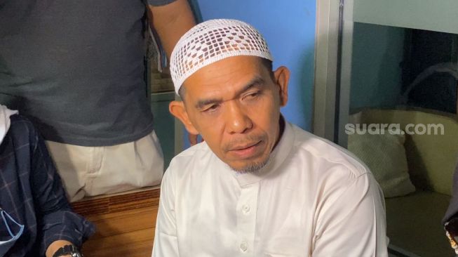 Kasmi, salah seorang kerabat almarhum Ustaz Arifin Ilham yang membenarkan pernikahan Umi Yuni dengan Abah Agam. [Adiyoga Priyambodo/Suara.com]