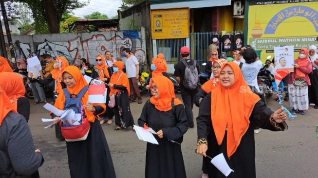 Ratusan emak-emak kader PKS saat menyambut Capres Anies Baswedan di kantor DPP PKS, Jakarta. (Suara.com/Novian)