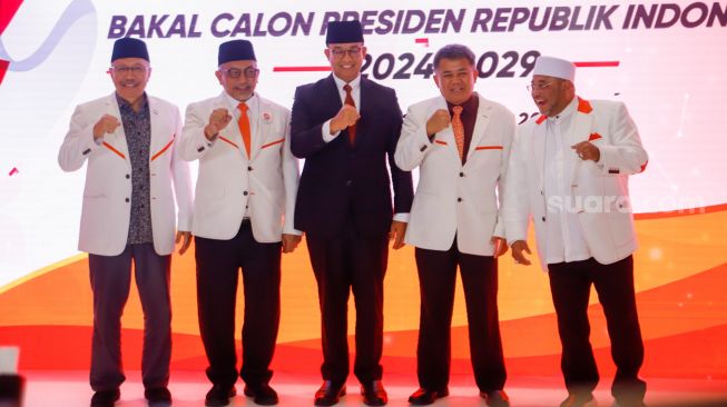 Presiden Partai Keadilan Sejahtera (PKS) Ahmad Syaikhu (kedua kiri), Anies Baswedan (tengah), Sekjen PKS Abu Bakar Al-Habsyi (kanan), Wakil Ketua Majelis Syura PKS Sohibul Iman (kedua kanan) dan Bendahara PKS Mahfud Abdurrahman (kiri) berfoto bersama saat pengumuman deklarasi Calon Presiden 2024 dari PKS di Kantor DPP PKS, Jakarta Selatan, Kamis (23/2/2024). [Suara.com/Alfian Winanto]