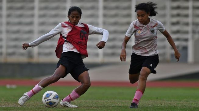 Arsip - Pesepak bola Timnas Putri Indonesia Baiq Amiatun Shalihah (kiri) dan Natasia Suci Ramadhani (kanan) berlatih dalam pemusatan latihan di Stadion Madya, kompleks Stadion Utama Gelora Bung Karno (SUGBK), Senayan, Jakarta, Senin (3/1/2022). ANTARA FOTO/Aditya Pradana Putra/rwa.