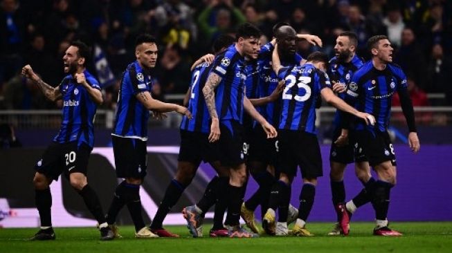 Para pemain Inter Milan merayakan gol Romelu Lukaku pada pertandingan sepak bola leg pertama babak 16 besar Liga Champions UEFA antara Inter Milan dan FC Porto, pada 22 Februari 2023 di stadion San Siro (Giuseppe-Meazza) di Milan . Marco BERTORELLO / AFP