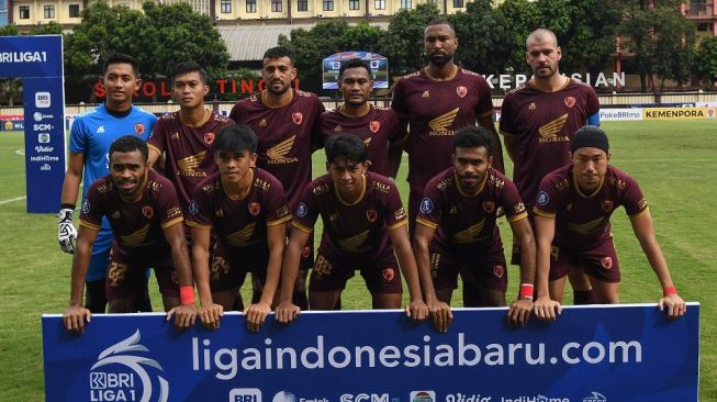 Para pesepak bola PSM Makassar berfoto sebelum bertanding melawan Arema FC Malang dalam laga lanjutan Liga 1 2022-2023 di Stadion PTIK, Jakarta, Sabtu (4/2/2023). ANTARA FOTO/Aditya Pradana Putra/rwa. 