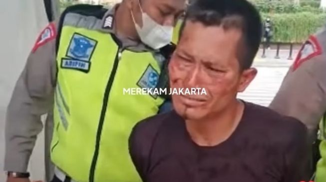 Mewek Diborgol, Kronologi Pedagang kopi Starling Tusuk Satpol PP Pakai Gunting di Depan Grand Hyatt