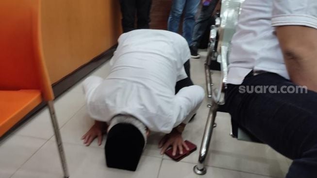 Muhammad Arifin Rohim ayah Arif Rahman Arifin sujud syukur di ruang sidang usai anaknya divonis ringan dalam perkara obstruction of justice Brigadir J. (Suara.com/Rakha)