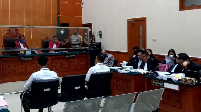 Sempat Mangkir Jadi Saksi, Teddy Minahasa Kembali ke Ruang Sidang Sebagai Terdakwa Perkara Narkotika