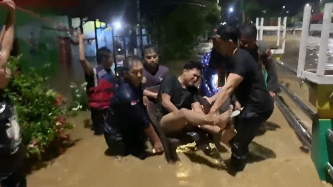 Satu Warga Kemuning Alami Cidera pada Kaki Dievakuasi saat Banjir