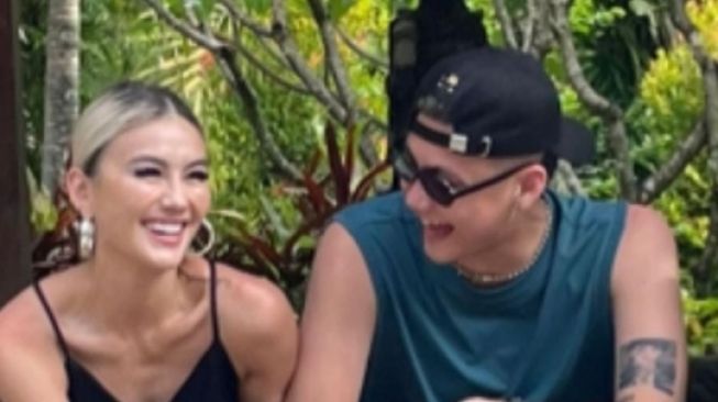 Potret Agnez Mo Liburan Bareng Pacar di Bali (Instagram/@agnezmo)