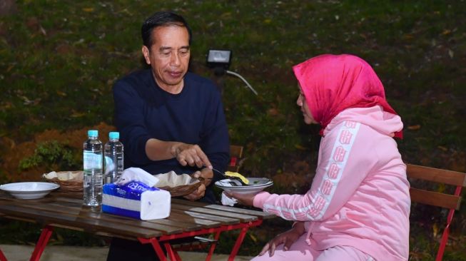 Gaya Pejabat Lagi Jadi Sorotan, Iriana Jokowi Pakai Hoodie Pink Harga Segini di IKN