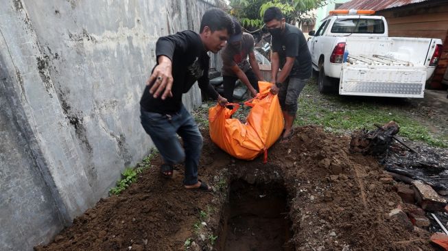 Petugas Balai Konservasi Sumber Daya Alam (BKSDA) Aceh membakar kantung berisi bangkai Harimau Sumatera (Panthera tigris sumatrae) sebelum dikuburkan di Banda Aceh, Aceh, Jumat (24/2/2024). [NTARA FOTO / Irwansyah Putra].