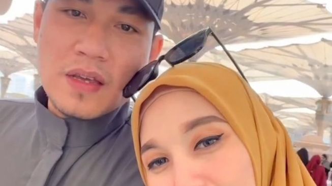 Perjalanan Umrah Rizal Armada dan Istri (Instagran/@rizalarmada) 